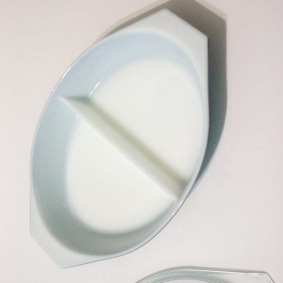 PYREX Cinderella ❄️Snowflake ❄️ Oval Divided Casserole Dish with Lid - Picture 8 of 16